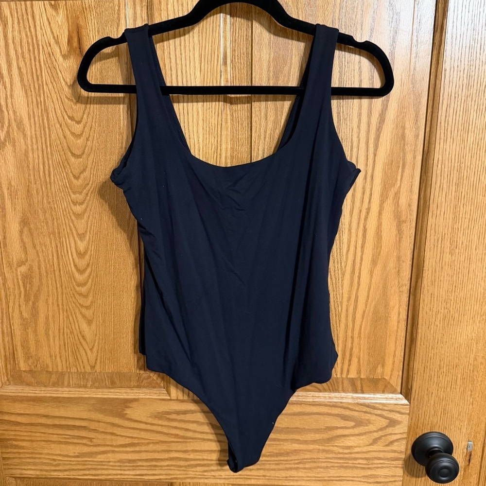 Elegant Black Bodysuit for Women, Pumiey